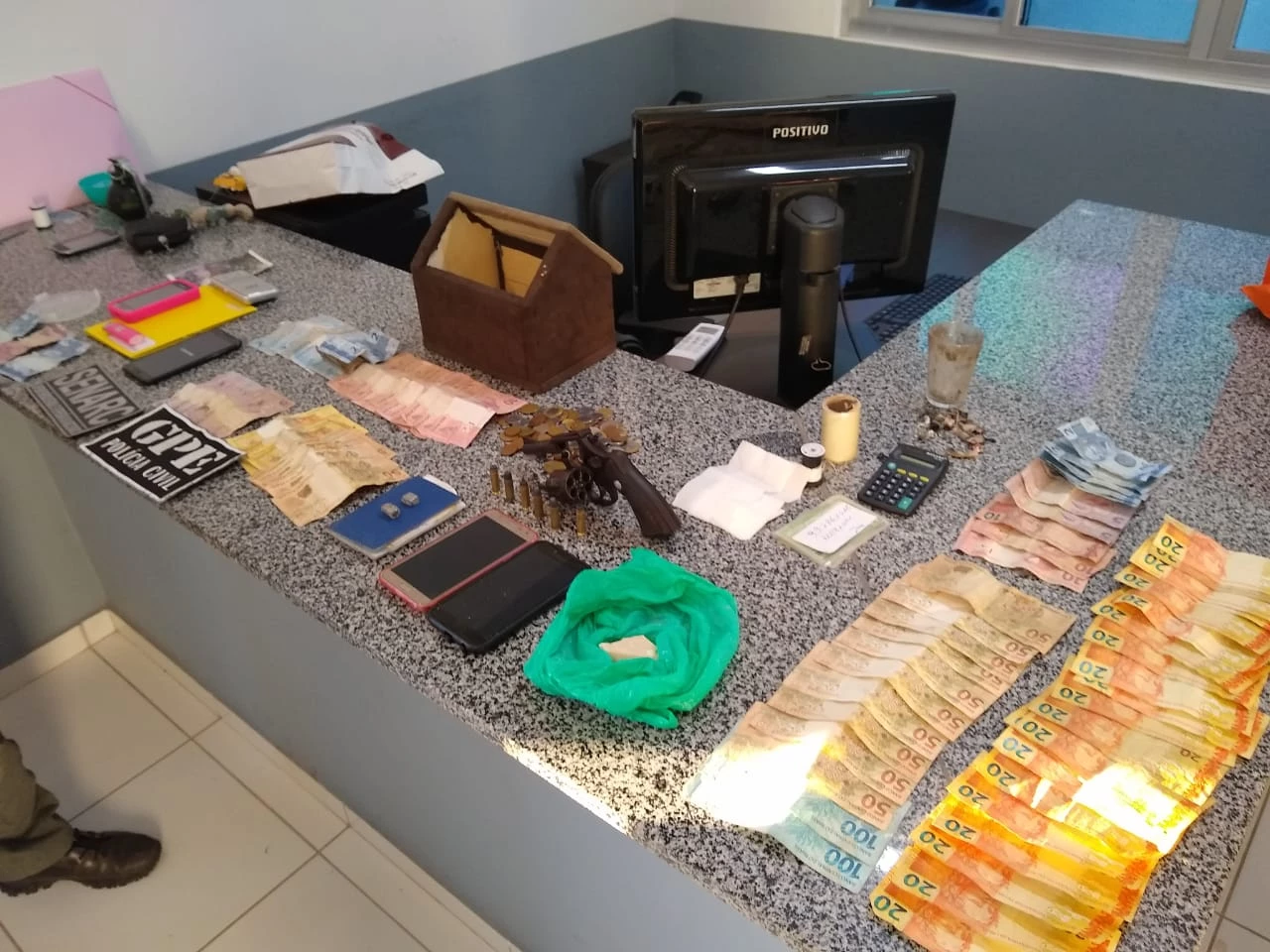 Apreensão feita com integrantes de facção criminosa. (Foto: Divulgação)