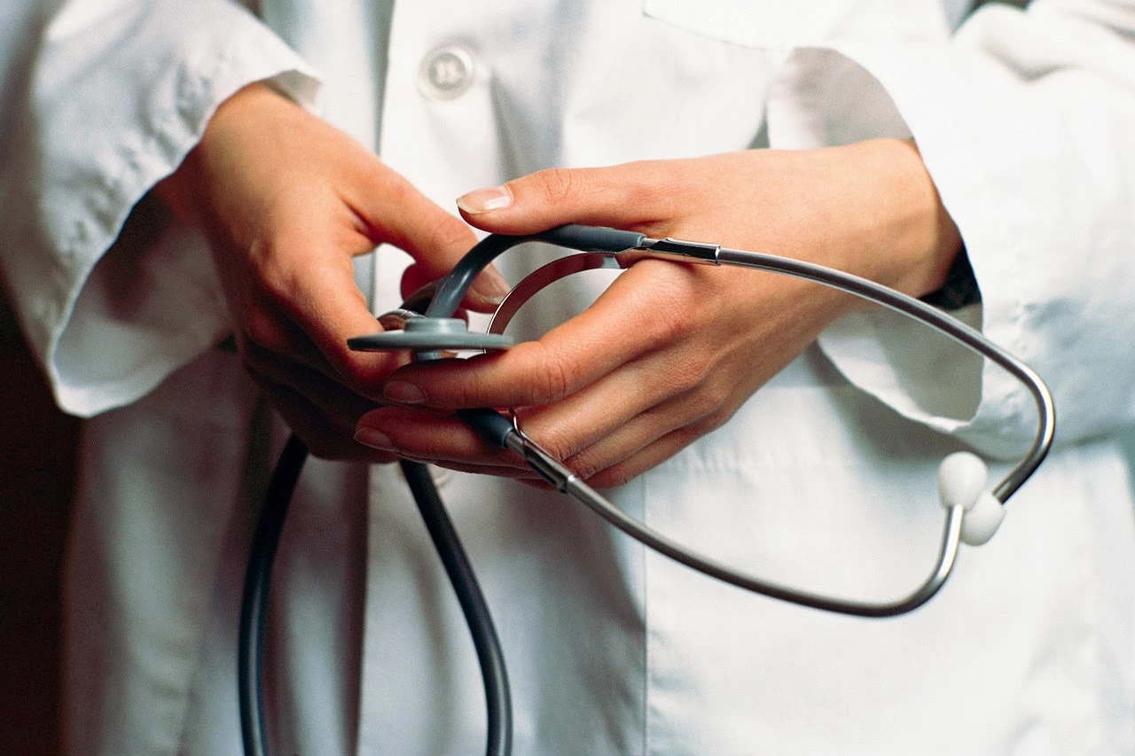 A oferta é de vagas para áreas médica, administrativa e de assistência social. / Foto: Divulgação.