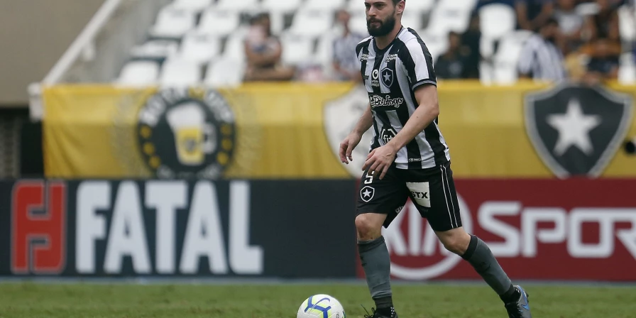 João Paulo, meia do Botafogo.