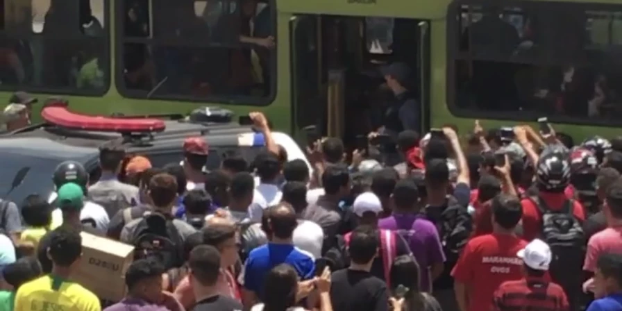 Tentativa de assalto a passageiros do ônibus linha Bom Jardim/Turu, em frente à um shopping na avenida São Luís Rei de França.