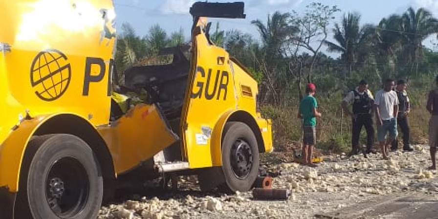 Carro-forte foi destruído por bandidos. (Foto: Divulgação)