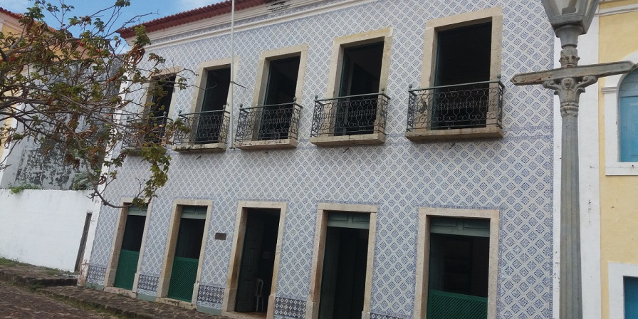 O Museu Histórico de Alcântara funciona em um casarão colonial com fachada de azulejos do século XIX. ( Foto: Divulgação)