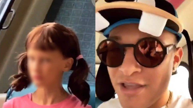 MC Gui ri de uma menina em um trem da Disney. (Foto: Reprodução)