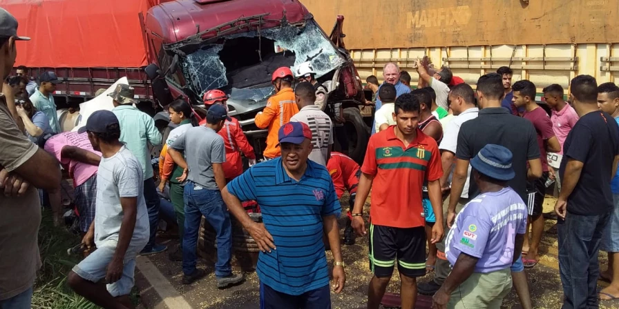 Acidente entre duas carretas no povoado Entrocamento, em Itapecuru-Mirim.