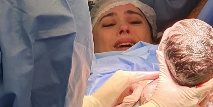 Em suas redes sociais, Tatá Werneck compartilhou o momento em que viu sua filhinha pela primeira vez. (Foto: reprodução / Instagram)
