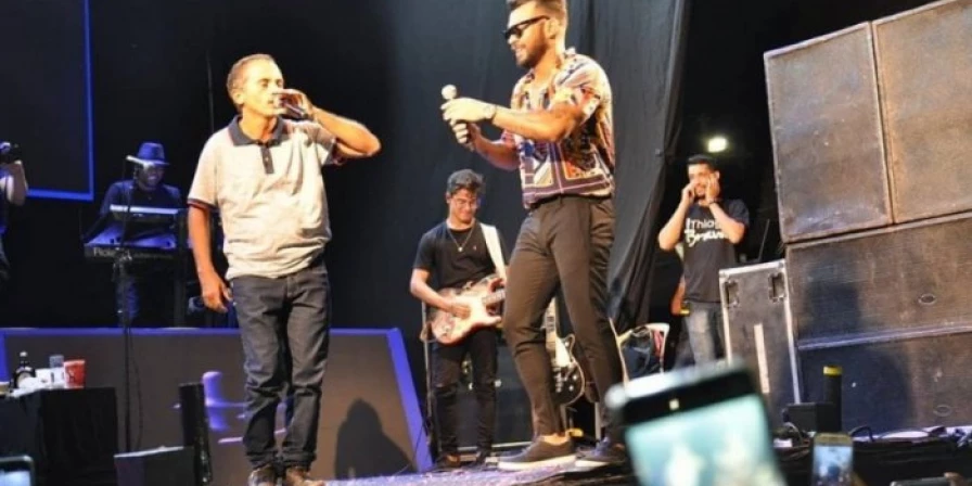 O convite partiu de Brava, que assim como vários artistas, compartilhou vídeo cantando o sucesso de Gomes.
