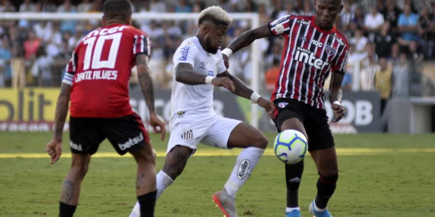 Lance do jogo entre Santos e São Paulo, na Vila Belmiro.