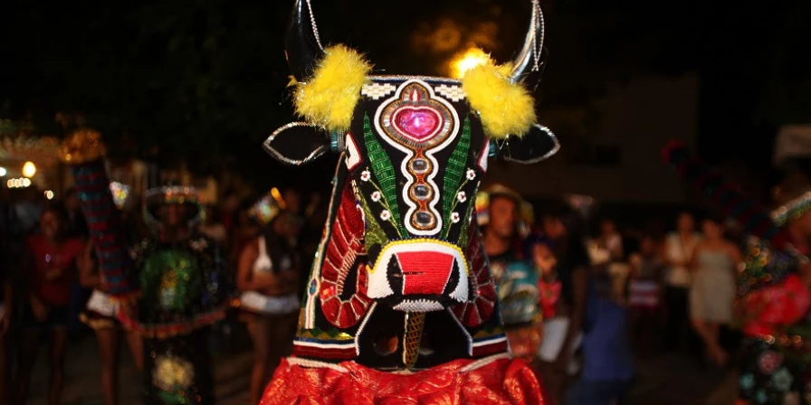 O Bumba-meu-boi realizado no Maranhão é considerado um Complexo Cultural por congregar diversos bens associados em uma manifestação.