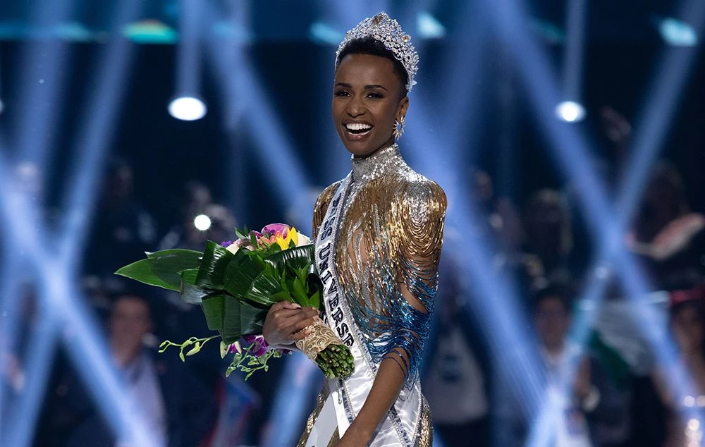 Zozibini, da África do Sul, chegou à final seguida pela Miss de Porto Rico. (Foto: reprodução/Twitter)