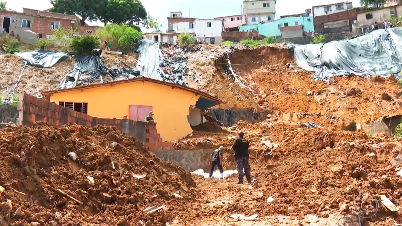 Deslizamento de barreira deixou sete mortos, no Recife. (Foto: Divulgação)