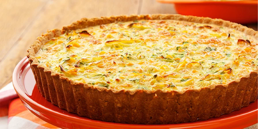 Quiche vegana de mandioca com recheio de espinafre cremoso.