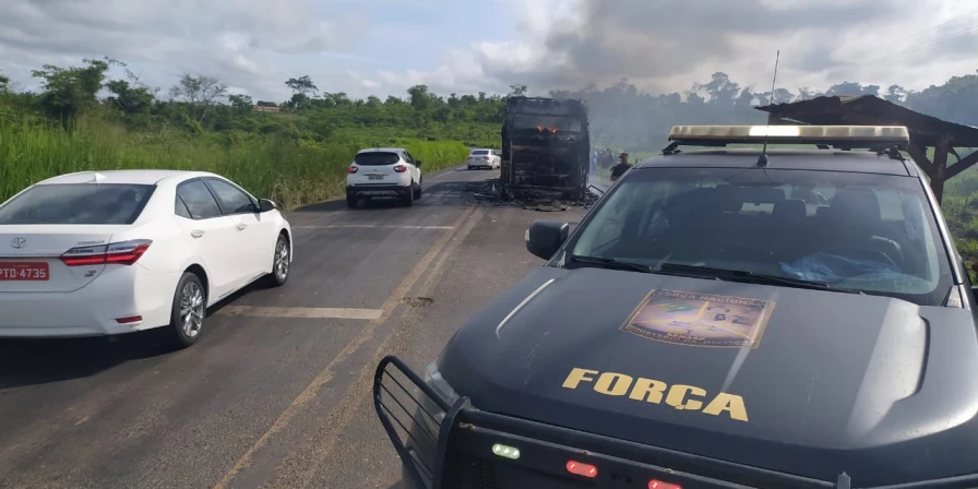 Apesar do susto, ninguém ficou ferindo, havendo apenas danos materiais.