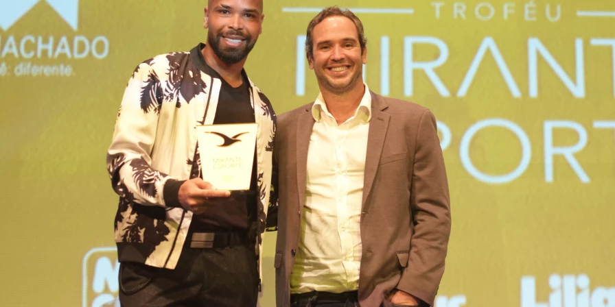 Paulo Sérgio recebeu o Troféu Mirante das mãos do comentarista Caio Ribeiro.