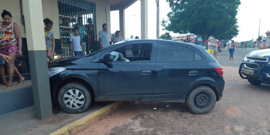 O condutor do veículo só parou ao colidir em uma calçada de um estabelecimento comercial.