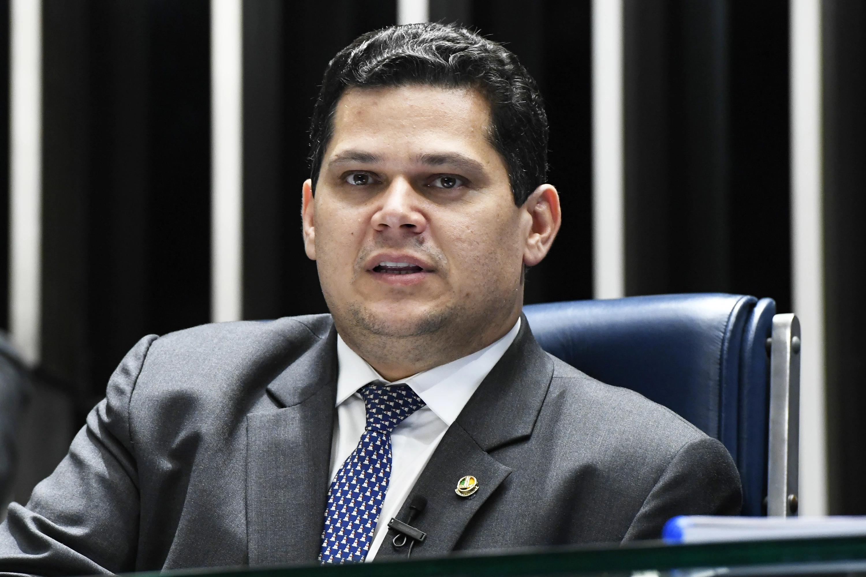Alcolumbre promulgou lei da dosimetria após Lula deixar prazo expirar; texto reduz penas e altera progressão de regime.