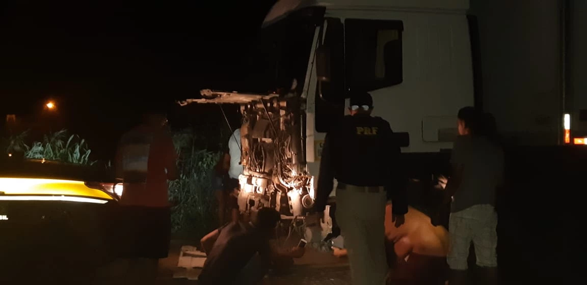 Carreta sofreu danos após impacto com os búfalos. (Foto: Divulgação / PRF-MA)