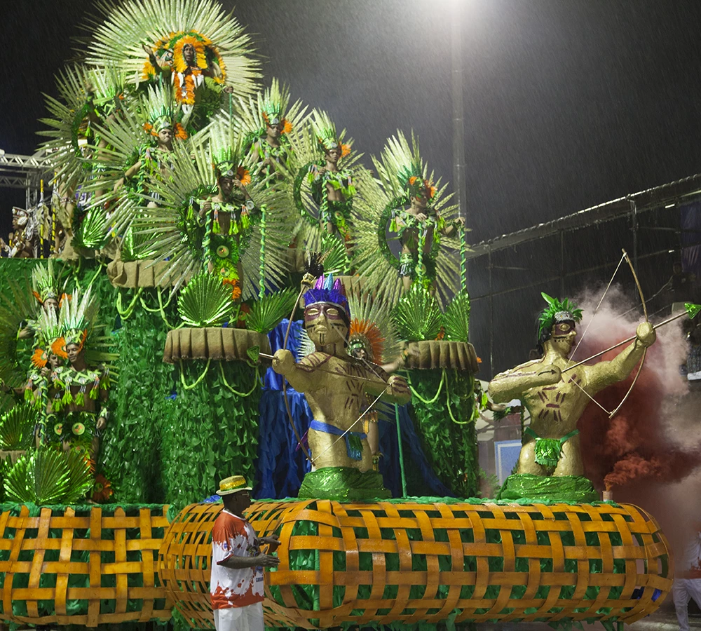 A Flor do Samba entrou na avenida com quatro alegorias e 12 tripés retratando patrimônios. Foto; Luciano Dias / Imirante.