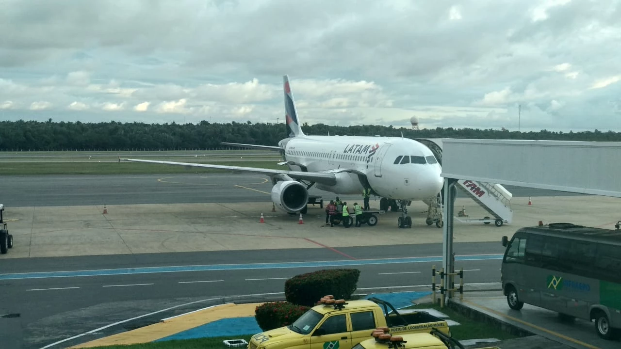 Aeronave parada no pátio do aeroporto de São Luís para manutenção após a colisão. (Foto: Douglas Pinto / TV Mirante)