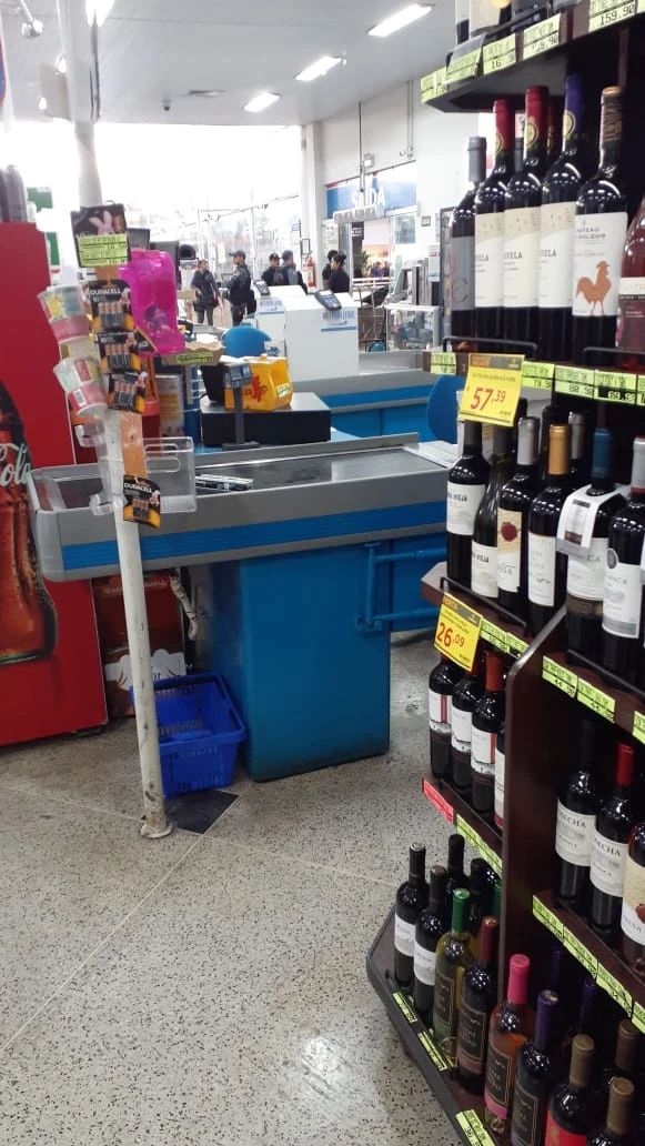 A polícia recebeu um trote sobre o suposto crime e acabou indo até o supermercado checar a informação, chegando ao local descobriu que não havia nada. / Foto: Reprodução/Redes Sociais