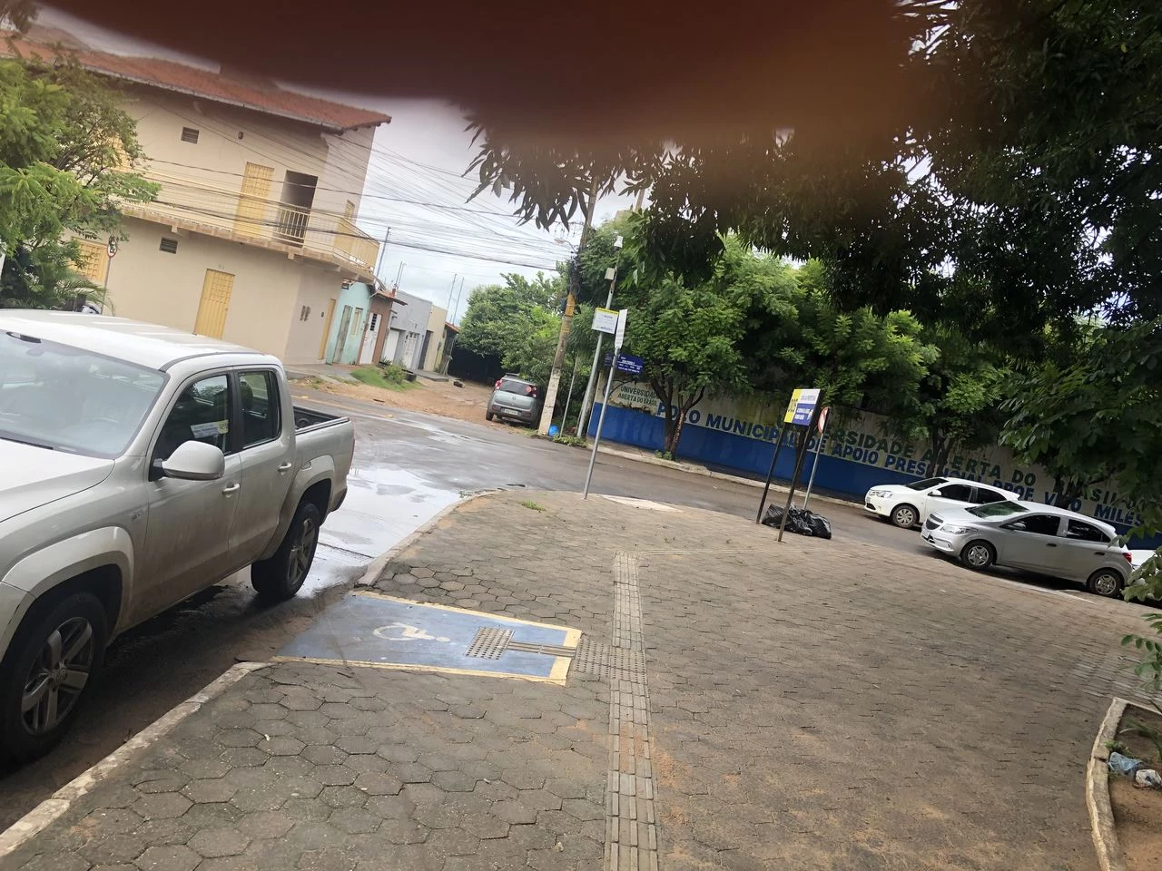 Veículo estacionado irregularmente. (Foto: Tátyna Viana / Imirante.com)