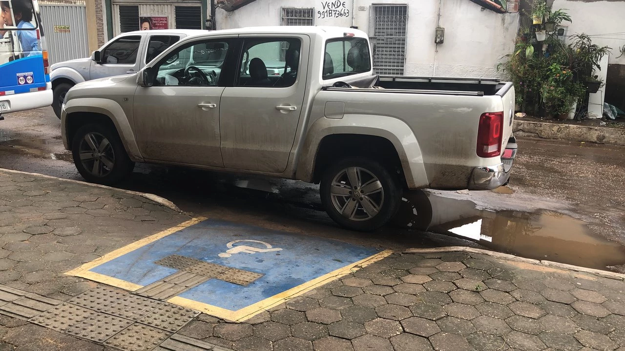 Caminhonete também ficou parada impedido o acesso à rampa. (Foto: Tátyna Viana / Imirante.com)