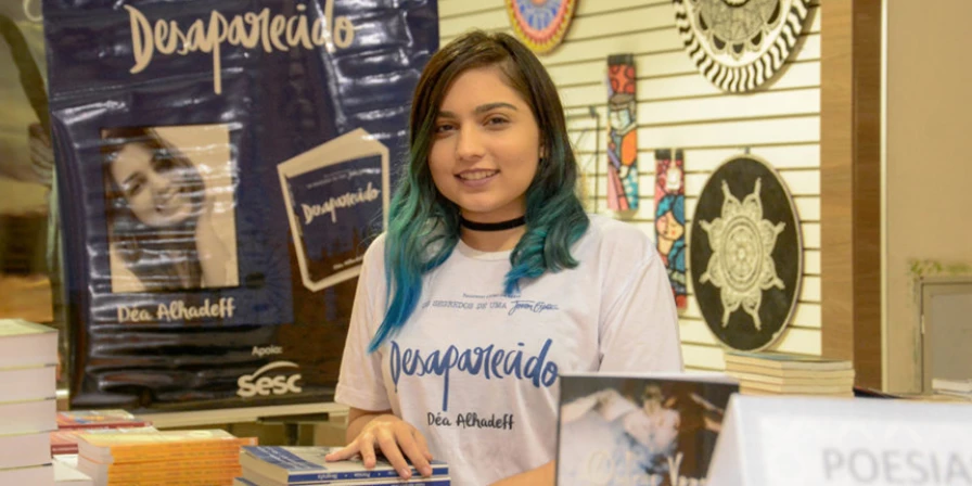 Integrando o time das jovens escritoras maranhenses, Déa Alhadeff começou sua trajetória literária aos 13 anos.