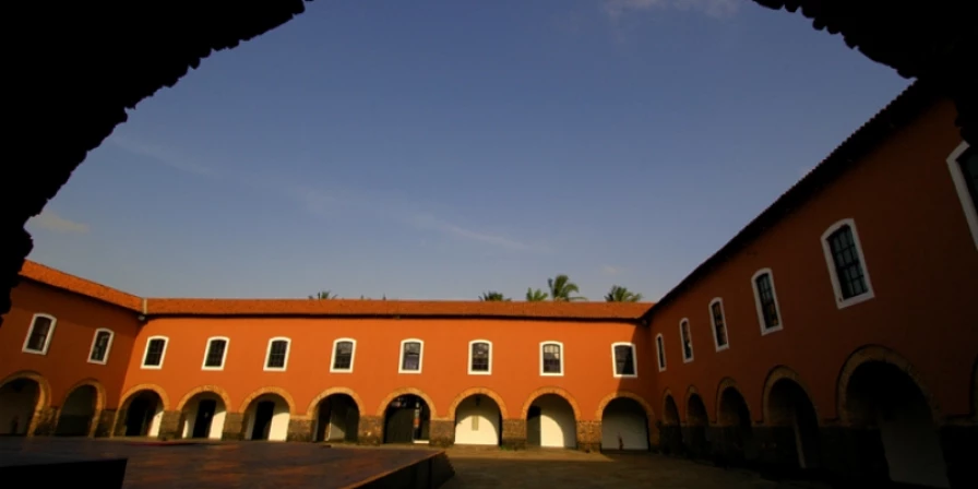 O evento ocorre no claustro do Convento das Mercês, Centro Histórico de São Luís.