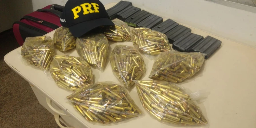 Munições e carregadores de fuzil foram encontradas dentro da mala de uma passageira.