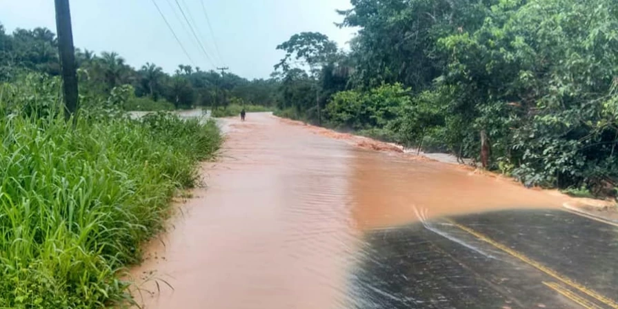 Trecho da MA-122, entre os povoados Ingarana e Jenipapo, foi invadido pela água, deixando a via interditada.