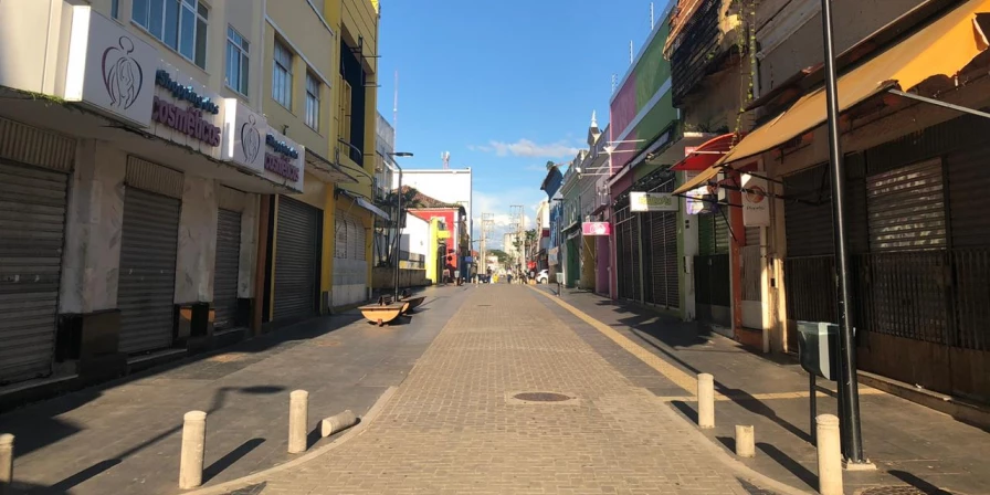 Comércio permanece fechado neste sábado (1º).