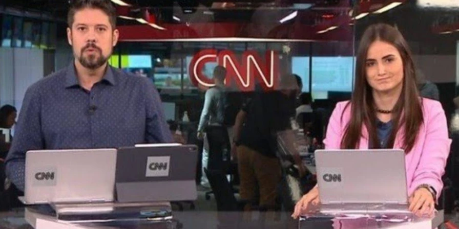 Mari Palma e Phelipe Siani apresentam o programa juntos na CNN Brasil.
