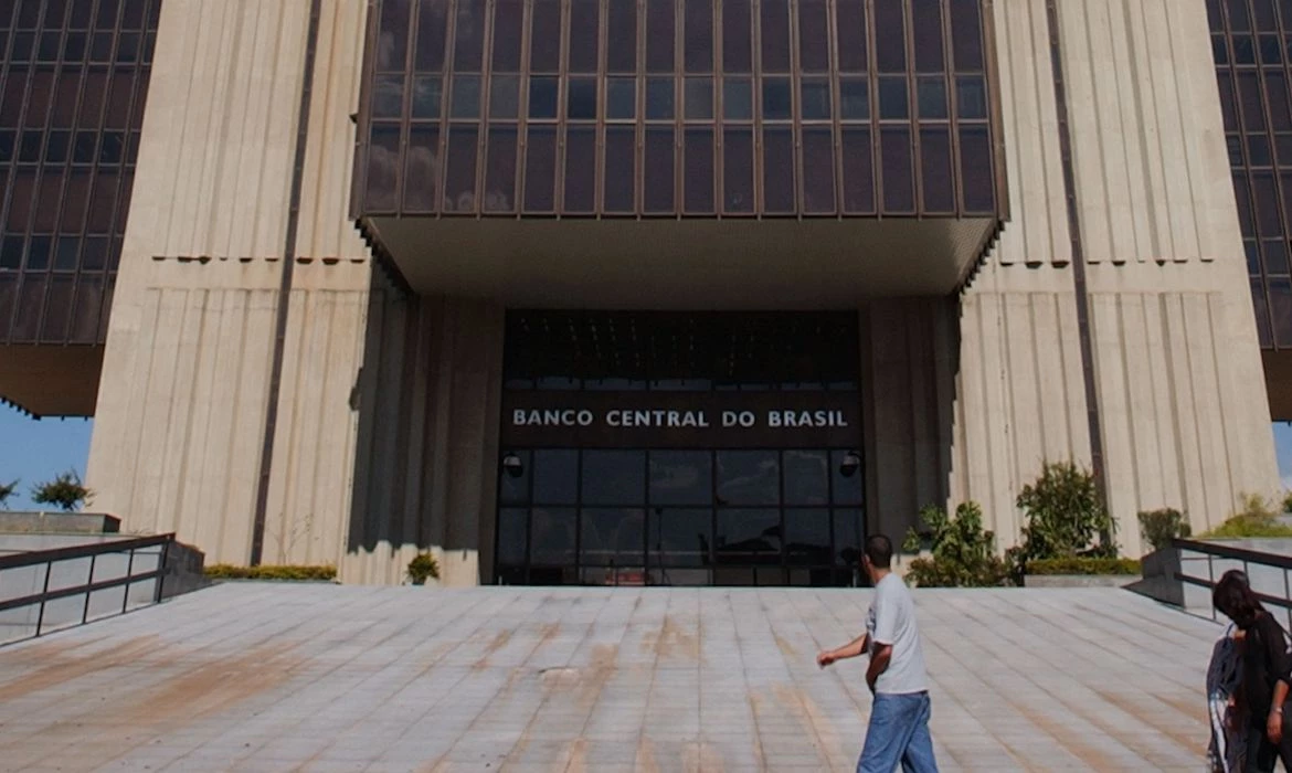 Banco Central divulgou Boletim Focus nesta segunda-feira (28).