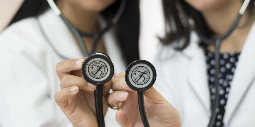 Seis em cada dez médicas já sofreram assédio no trabalho.