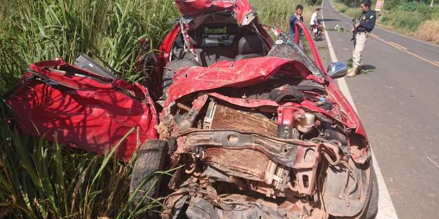 Picape ficou totalmente destruída após acidente em Jenipapo dos Vieiras.