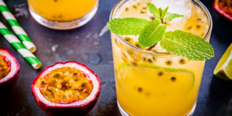 Caipirinha de maracujá com gengibre.
