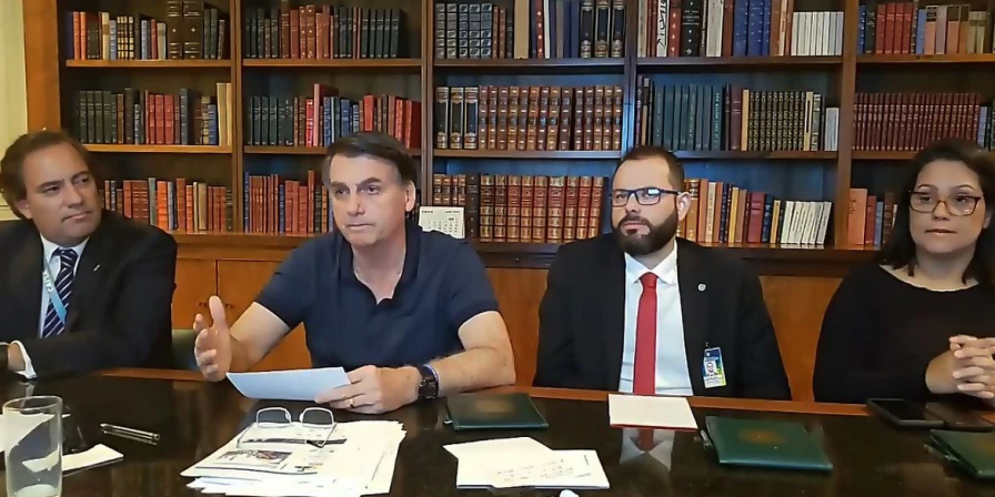 O presidente Jair Bolsonaro durante live semanal.