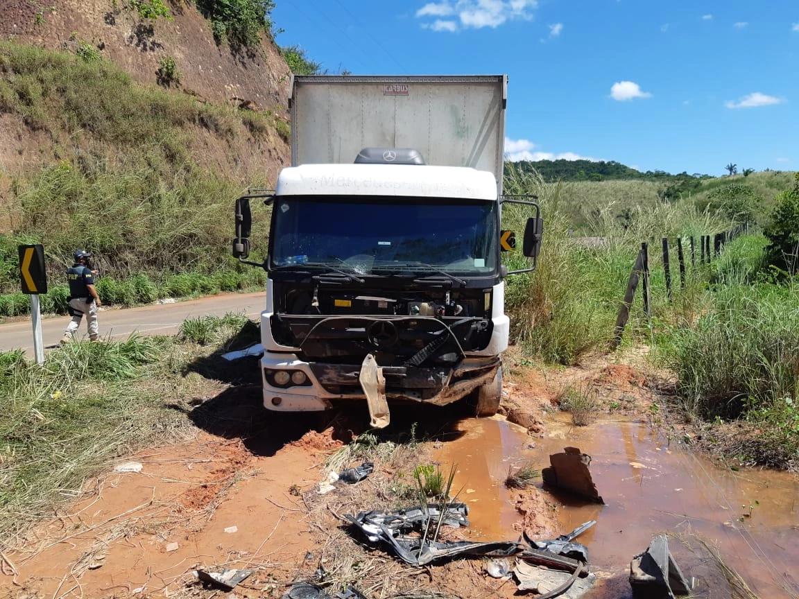 Caminhão ficou parcialmente destruído com a força da colisão. (Foto: Divulgação / PRF-MA)