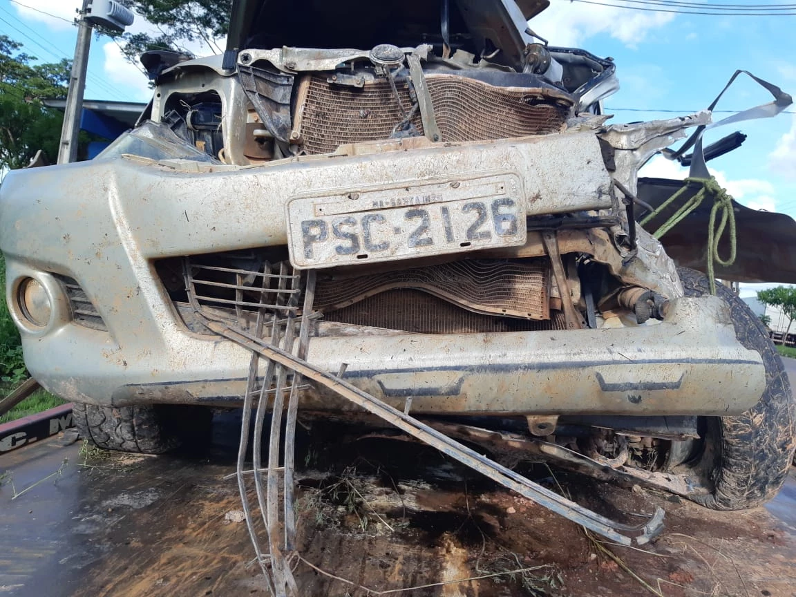 Com o impacto da colisão, a caminhonete ficou totalmente danificada. (Foto: Divulgação / PRF-MA)
