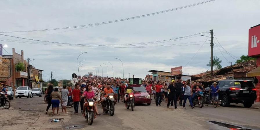 Moradores de duas cidades do Maranhão fizeram marcha contra a pandemia do coronavírus.