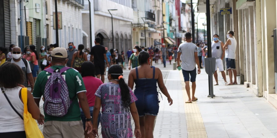 Lojas abrem as portas no feriadão.