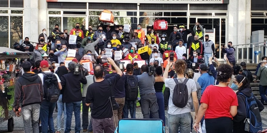 Manifestantes na porta da Assembleia Legislativa do Estado de Minas Gerais, em Belo Horizonte.