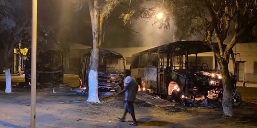 Ônibus ficaram completamente destruídos após ação criminosa.