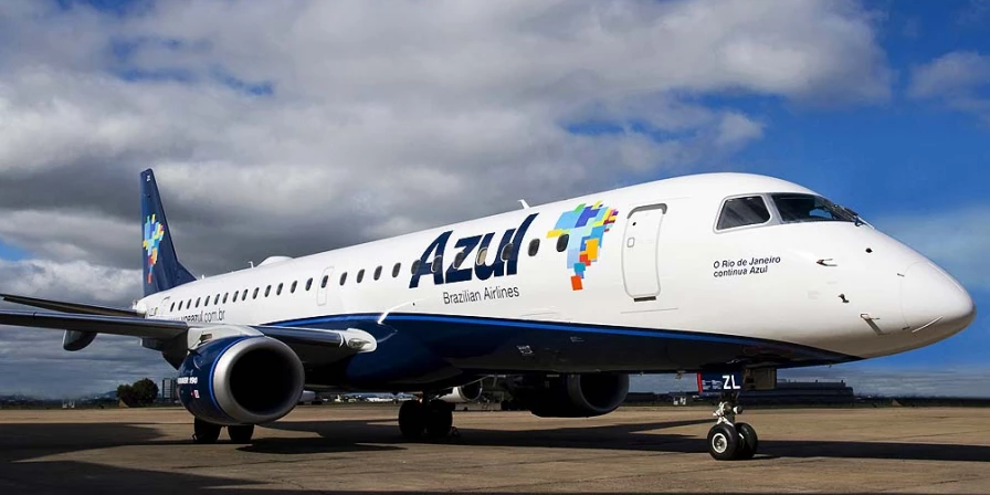 A aeronave da Azul estava estacionada no pátio, vazia, quando a aeronave da Gol, proveniente do Rio de Janeiro e com passageiros a bordo, pousou.