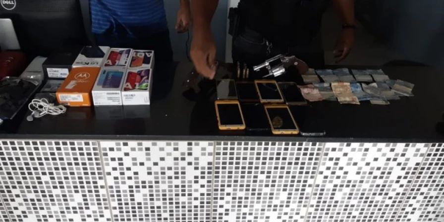 Dupla é presa em flagrante após assaltar agência dos Correios em Cururupu, no Maranhão.