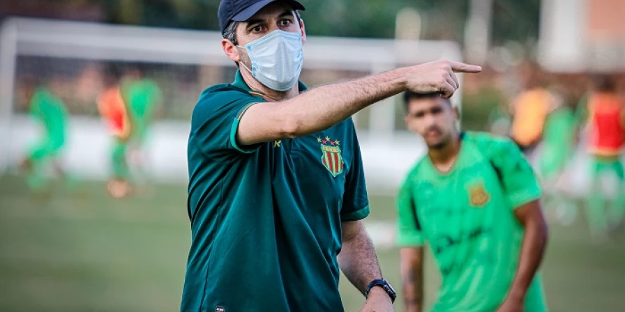 Léo Condé, técnico do Sampaio Corrêa.