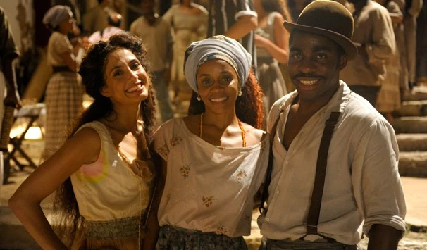 Camila Pitanga e Lázaro Ramos posam ao lado de Nilsinha Fonseca, bailarina do Balé Folclórico da Bahia. (Foto: João Cotta / TV Globo)