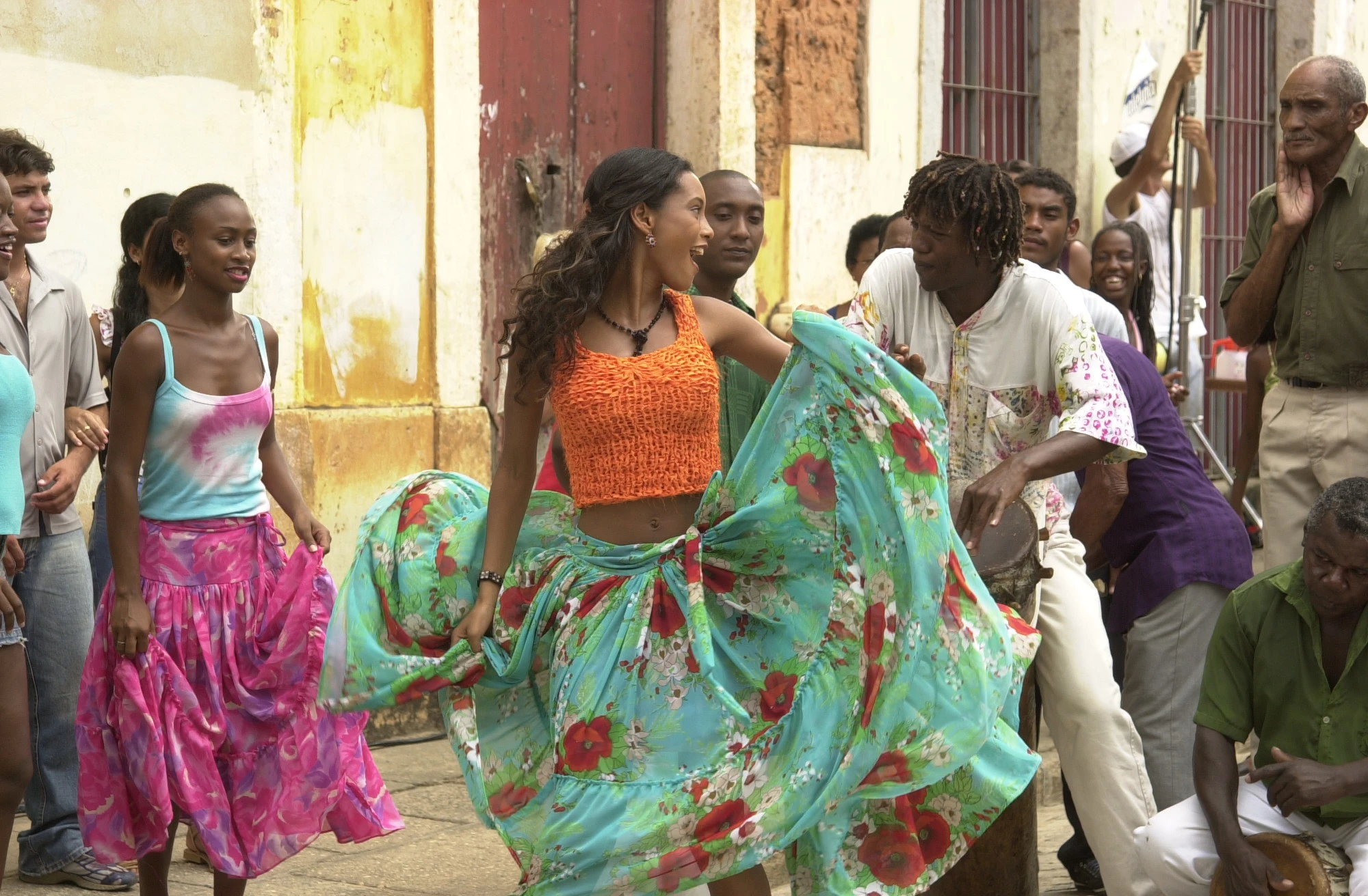 Preta, interpretada por Taís Araújo, em Da Cor do Pecado, dançando em uma roda de