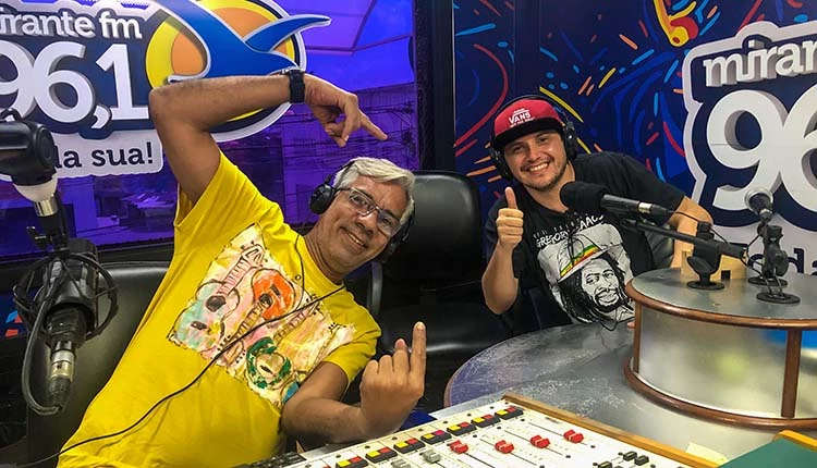 João Marcos e DJ Waldiney no programa na Linha do Tempo Mirante FM. Foto: Divulgação
