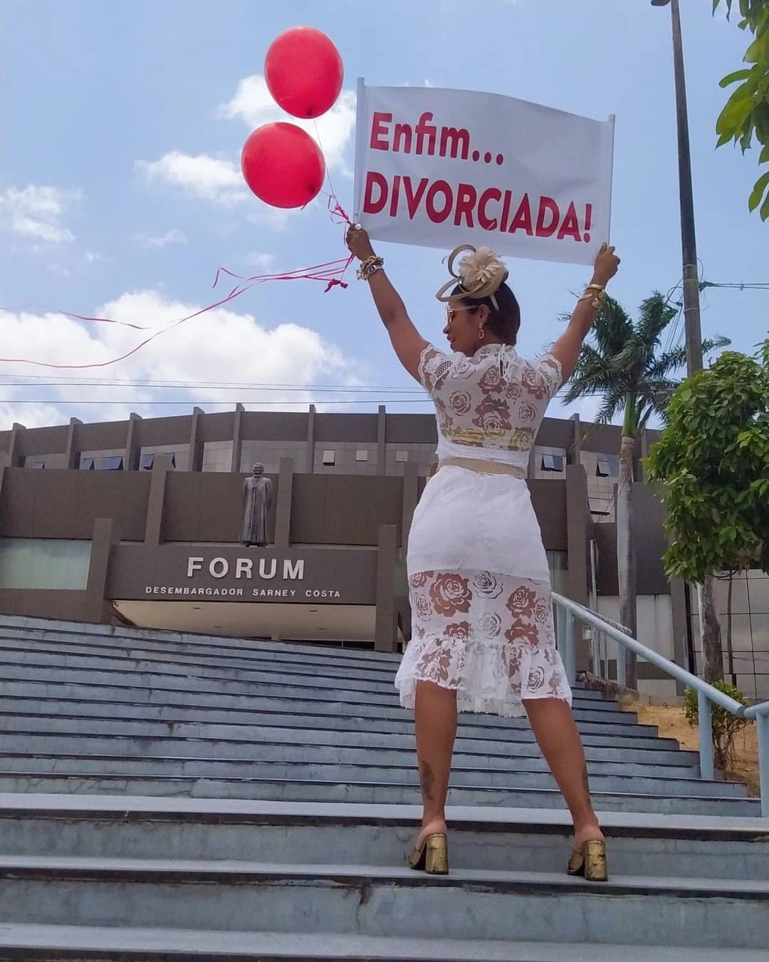 Para comemorar o divórcio, a empresária Carol Dourado posou para fotos em frente ao Fórum Desembargador Sarney Costa. (Foto: Amanda Borges)