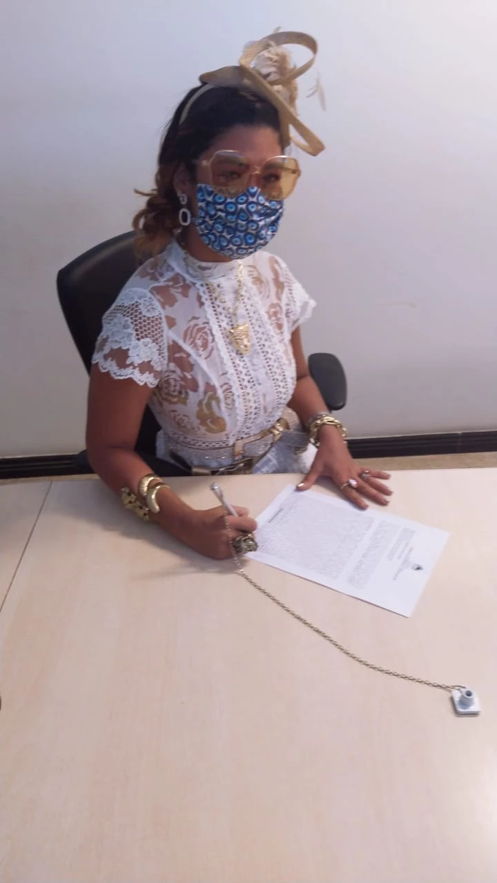 Carol Dourado posou para fotos durante a assinatura do divórcio. (Foto: Divulgação)